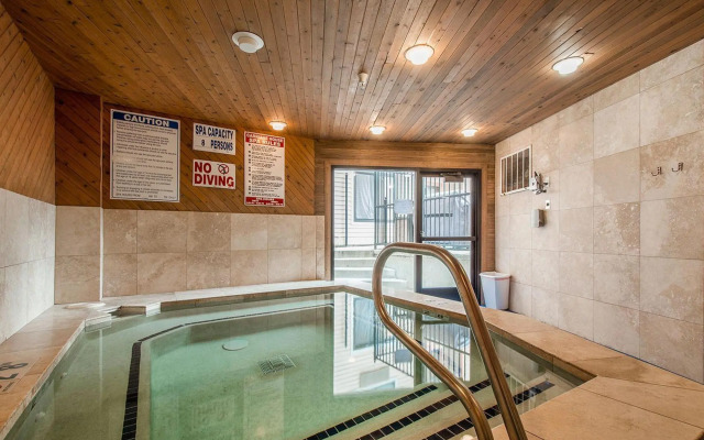 Carriage House Condominiums by All Seasons Resort Lodging