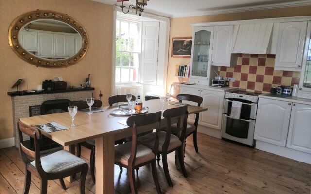 Beautiful 8-bed House in Angus