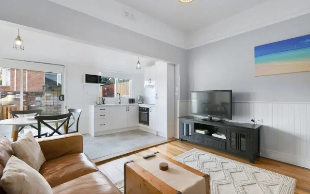 Charming 2-bed House in North Hobart