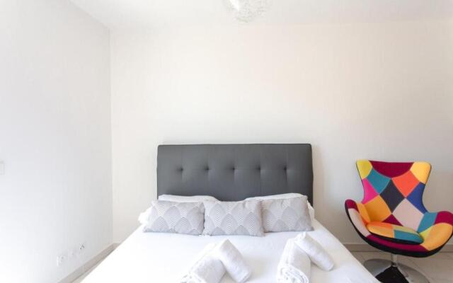 Air-Conditioned Furnished Studio in A Luxury Residence