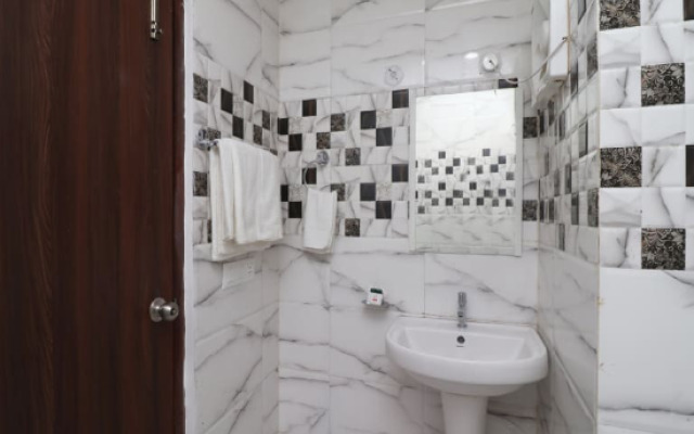 OYO 27922 SS Palace