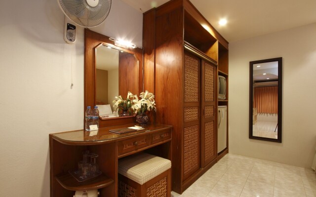 Summer Breeze Hotel