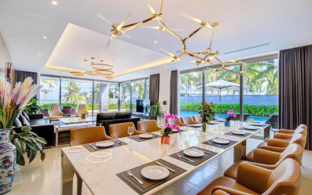 Five Stars 5 Bedrooms And 1 Movie Room Beachfront