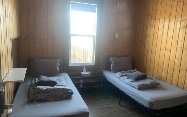 Party Hostel- Canmore Hotel Hostel