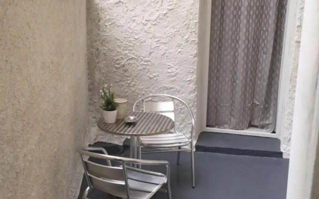 Studio centre avec terrasse
