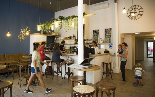 Georges Hostel & Café