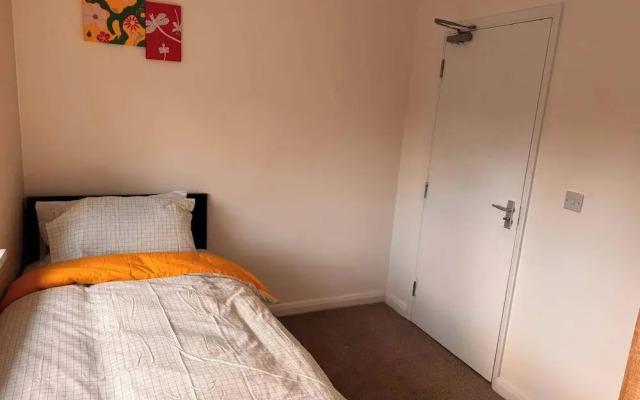5 Bedroom Cosy Bloxwich Stay - Wifi & Free Parking