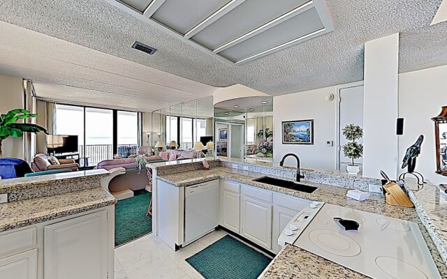New Listing! Luxe Corner Penthouse W/ Gym & Pools 3 Bedroom Condo