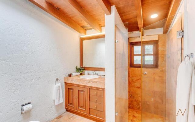 Lavish Villa with Pool I Jacuzzi, Gym & Tennis Court