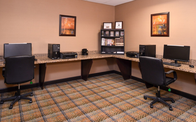 Holiday Inn Express and Suites Fairmont by IHG