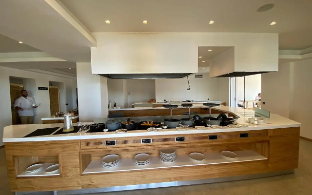 Helios Beach Hotel & Bungalows