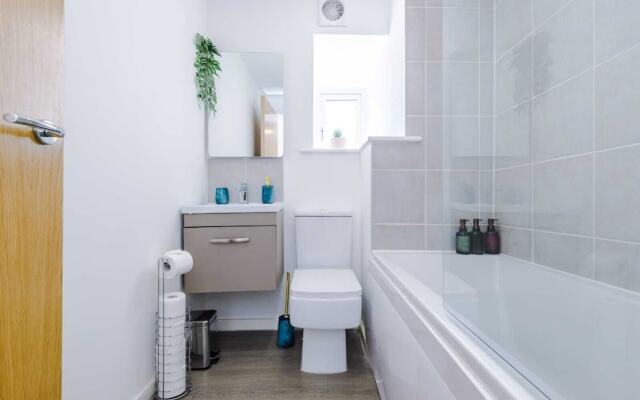 Stunning 2-bed Apartment With Allocated Parking