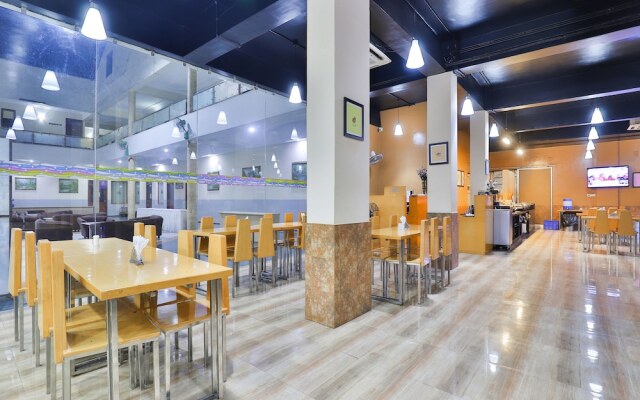 Capital O 16350 Infocity Club And Resort