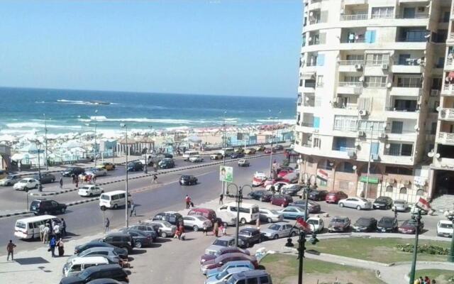 Cozy new 2 BD Amazing beach view Next to Hilton hotel Family only !العائلات فقط