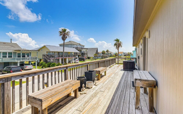 Pet-friendly Galveston Home - Walk to Beaches!