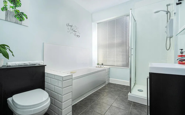 JOIVY Charming 4-Bed House Near The Hoe Park