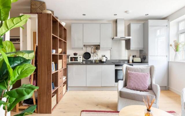 Large Luxury Studio in Heart of Richmond