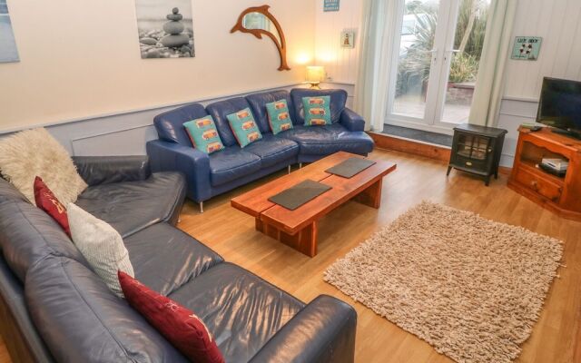 38 Plas Darien. Peredur Suite