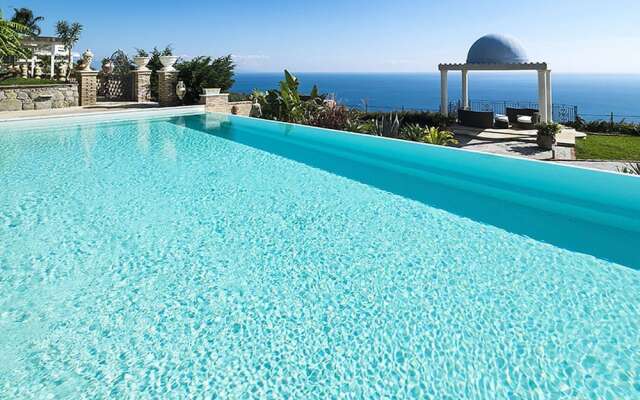 Exclusive Villa With Panoramic Swimming Pool And Jacuzzi 2 Km From The Sea