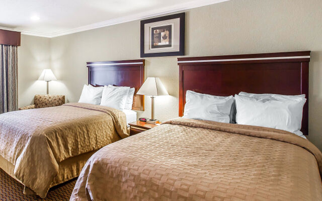 Econo Lodge Inn & Suites