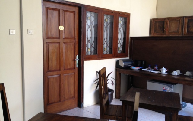 Larasati Guest House – Guest Rooms – Sleman