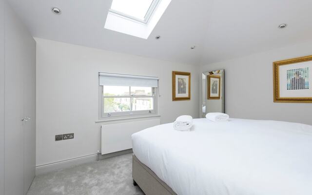 Bright 1BR flat in West London