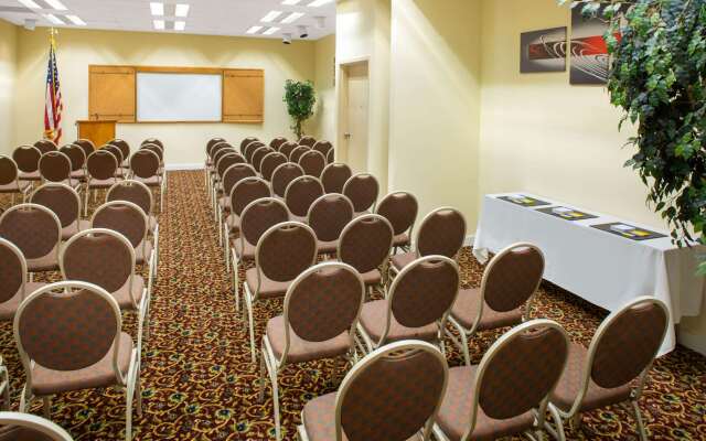 Days Inn & Suites by Wyndham Tallahassee Conf Center I-10