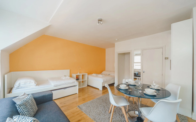 Cosy High Floor Studio Greek Street Soho