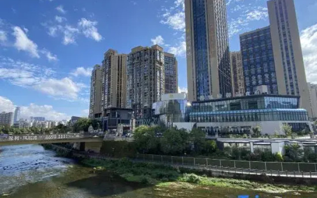 V Cafe Hotel