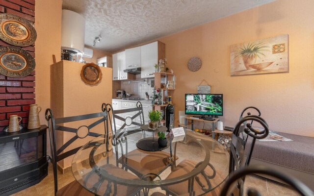 Awesome Home in Vrsi With 2 Bedrooms and Wifi