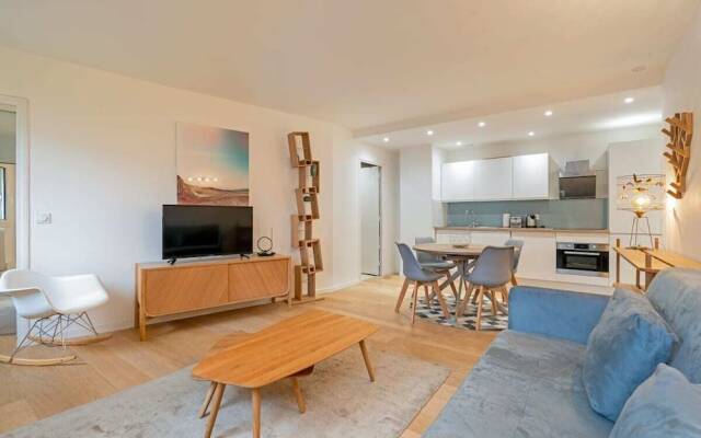 Bright 1-Bed Apartment, Perfectly Located in Paris