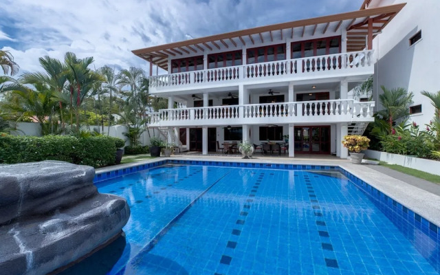 Magnificent and Spacious Poolside 3BR Condo