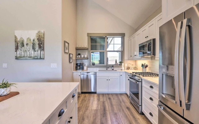 3 Mi to Granby Ranch: Townhome w/ Balcony & Views