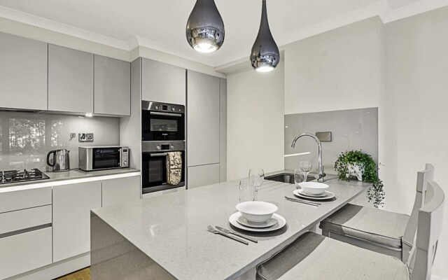 Chic and Contemporary Retreat in Brentford