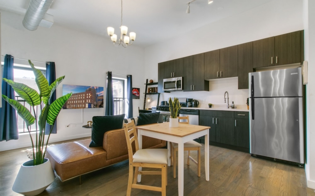 1BR Apartment with Laundry in West Loop