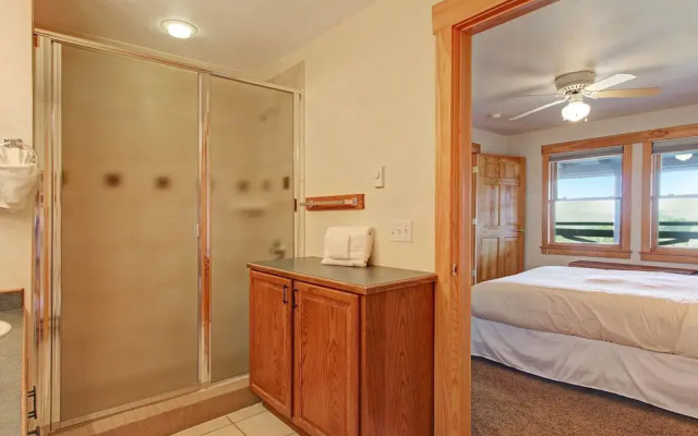 Ptarmigan Mountain 202 3 Bedroom Condo by RedAwning