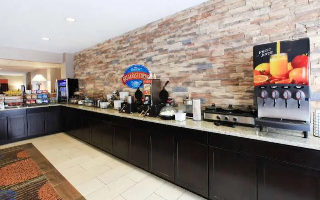 Baymont Inn & Suites Auburn