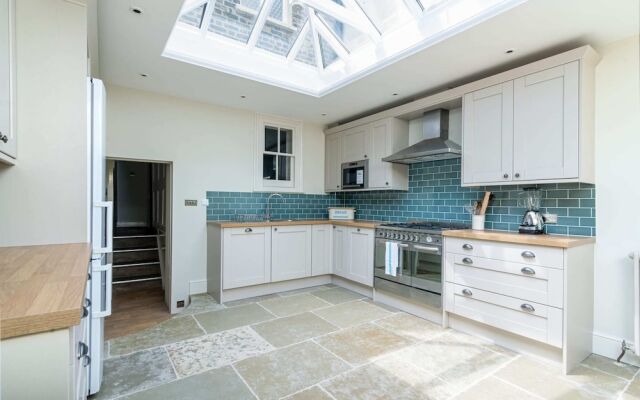 Marvelous 3BR Kennington House w Garden by GuestReady
