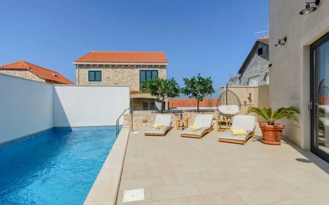 Villa Stone Pearl - Two Bedroom Holiday House With Pool