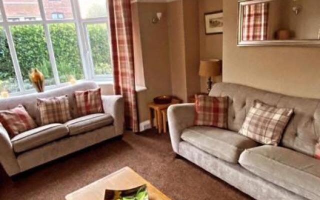 Sunnyside - Large Seaside Home with views and Hot Tub