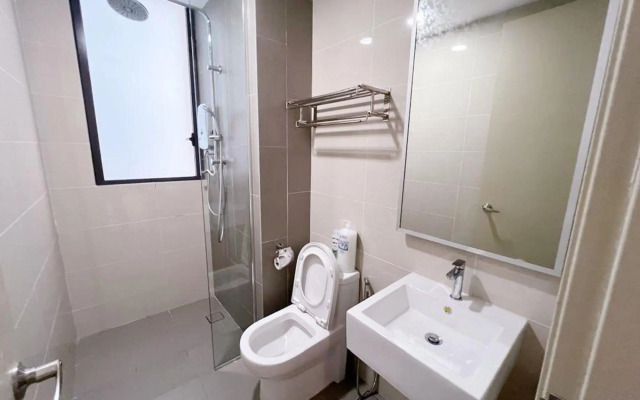 Connected train 1 Bedroom ABOVE KLGATEWAY MALL 9