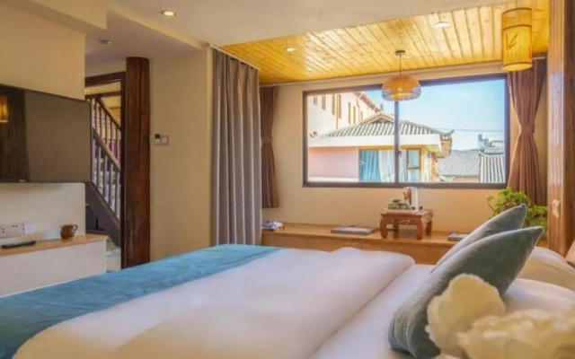 Floral Hotel · Smiling in the Flowers Lugu