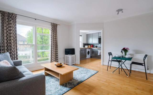 Pleasant Putney Home Close to the Tube Station