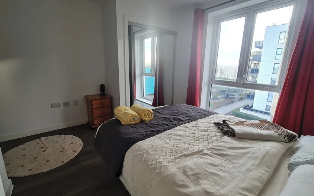 Barking 2 Bed Apt With Parking & Good Travel Links