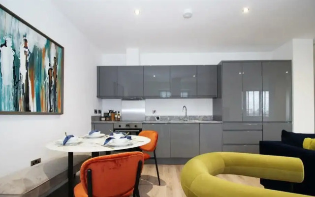 Sophisticated Modern 2 Bedroom Apartment in Solihull