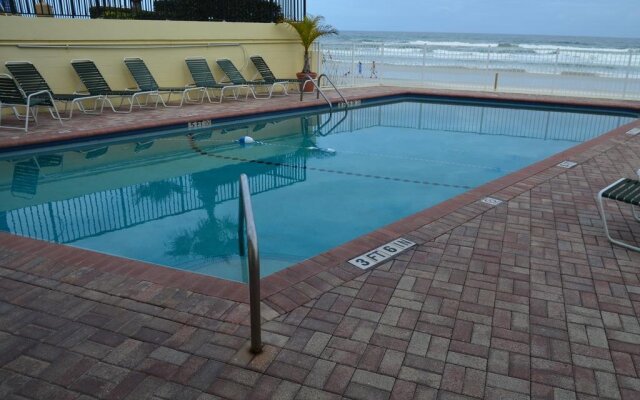 Holiday Shores Beach Club