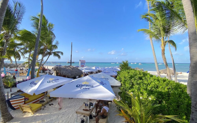 AVENTURA STUDIOS - POOL and BEACH CLUB