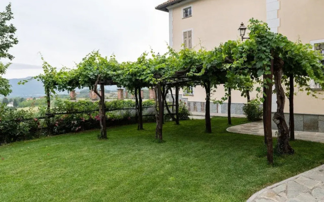 Mansion in Ovada With Pool and Scenic Hills