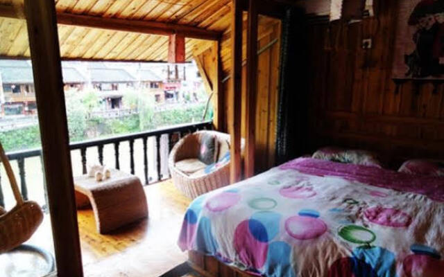 Fenghuang Tuoshuirenjia Diaojiao Hostel