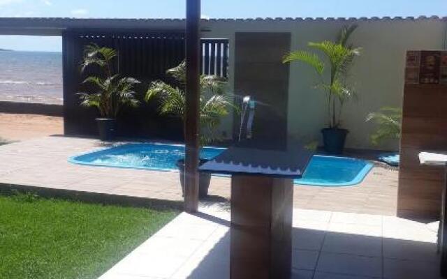 Casa de praia de frente para o mar com piscina